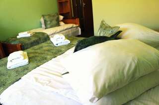 Отель Aratta Пилипец Двухместный номер с 2 отдельными кроватями и видом на горы-1